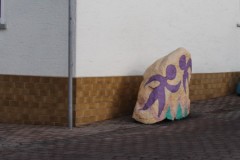 Stein-Kunst gegen Autos