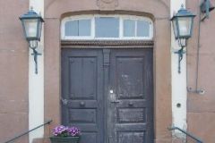 Eingang zum Hauptgebäude