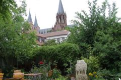 Völker: Blick aus dem Garten zur Katharinenkirche