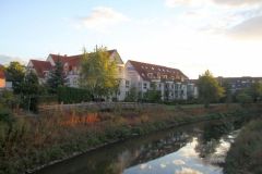 Hinter diesen Häusern …
