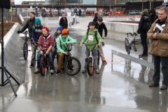 die-BMXer-stehen-bereits-in-den-Startloechern