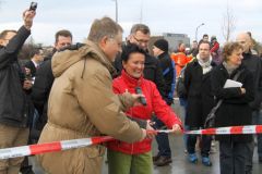 7-Rosemarie-Heilig-schneidet-das-Band