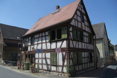 neues Leben: Seit einem Jahr bemüht sich ein leidenschaftlicher Optimist, mit viel Zeiteinsatz dieses marode Haus zu sanieren. »Es wird wohl nie fertig - einziehen werde ich, wenn es möglich ist.«