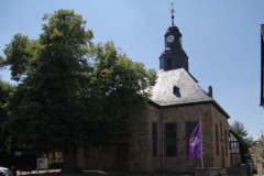 Die ev. Kirche von 1785 mit einem Baum von 1827