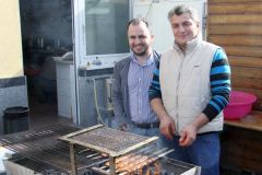 Resul Aksu grillt persönlich u.a. Adana Kebab - links neben ihm unser Führer Junus Erdal