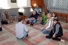 Junus Erdal erläutert die Moschee und die Grundsätze des Islam