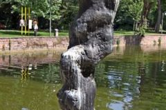 Karyatide trägt den Himmel Frankfurts