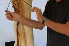 Reinhard Mehling mit seinen Holzarbeiten