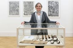1-Dr.-Eva-Raabe-in-der-Ausstellung-LUKIM-GEN_Weltkulturen-Muse_800