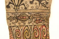 14-IMG_3764_crBemalter-Rindenbaststoff-Neuguinea-Melanesien.-Ankauf-1939-Sammlung-Weltkulturen-Museum.-800