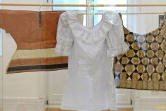 17-IMG_3784k_crBluse-aus-Rindenbaststoff-Samoa-Polynesien.-800