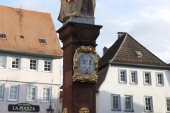 02-Marktbrunnen_MG_6625_cr_800-Sign