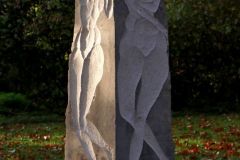 2-Pygmalions-bewegliche-Grazien-von-Achim-Ribbeck-Marmor-2018-MG_1739k_cr_Sign