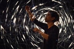 Reportage über den ILAA (INTERNATIONAL LIGHT ART AWARD) 2019 im Zentrum für Internationale Lichtkunst in Unna Die ILAA-Webseite zu Finalist Yasuhiro Chida: “Raum ist das Interessanteste für mich. Licht ist das reinste Material, was er möglich macht, einen Raum wahrzunehmen, den wir nicht anfassen oder sehen können. Und Licht ist das einzige Material, das keine Erzählung transportiert. Licht ist die Wurzel von Schönheit. Natürliche Phänomene oder Substanzen, die wir als ‚schön‘ empfinden, werden durch Licht hervorgerufen.“ Yasuhiro Chida wurde 1977 in Kanagawa, Japan geboren. Er studierte Architektur an der Musashino Art University in Tokyo und partizipierte an vielseitiger Feldforschung, wie beispielsweise Bergsteigen oder Höhlenwandern. In seinen installativen Arbeiten beschäftigt er sich zunehmend mit räumlichem Bewusstsein und Veränderungen in der somatischen Empfindung. Chida nahm am Amsterdam Light Festival teil und kooperierte mit NAOJ (National Astronomical Observatory of Japan) und Jaxa (Japan Aeroscope Exploration Agency) und forscht nach und an den Grenzen der Kunst. Sein derzeitiges Lebensprojekt sieht die Erschaffung eines Kunstparkes vor: der „Kalama Park“.