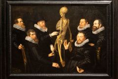 03-Werner-van-den-Valckert-oder-Nicolaes-Eliasz-Pickenoy-Osteologie-Vorlesung-Dr.-Sebastiaen-Egbertsz-1619-_-Skelett-eines-englischen-Seeraeubers-134A8111_H1000px