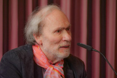 Einer-der-Kuratoren-Stephan-von-Wiese-_-weitere_-Regina-Freyberger-und-Hedda-Finke-_-Foto_-Dr.-Hans-Joachim-Kirschenbauer