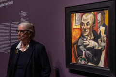 mit Sektglas und Enkelin